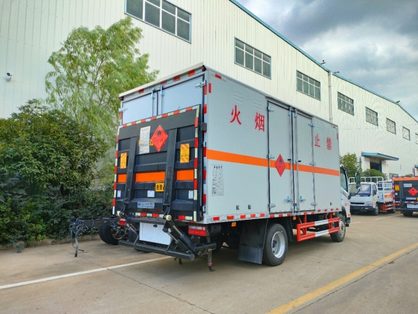 解放J6爆破器材運輸車