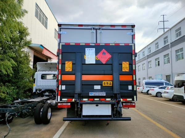 解放J6爆破器材運輸車