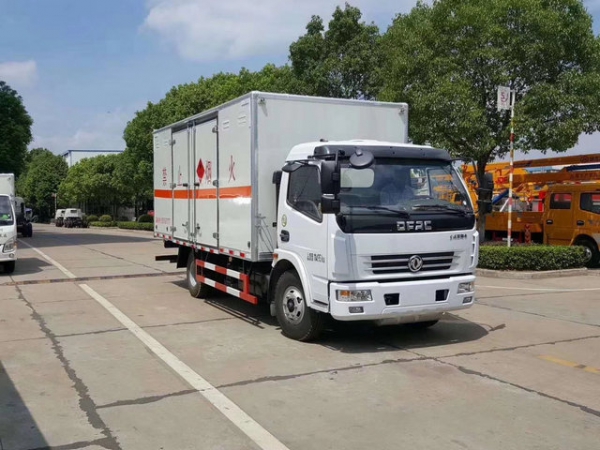 東風(fēng)煙花爆竹運(yùn)輸車（5.2米）