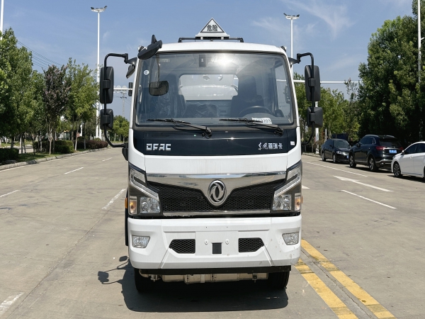 新東日東風(fēng)福瑞卡7.6立方加油車(chē)