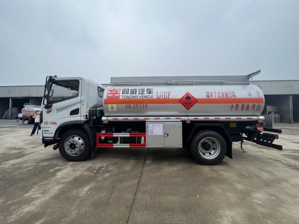 東風錦程10噸油罐車