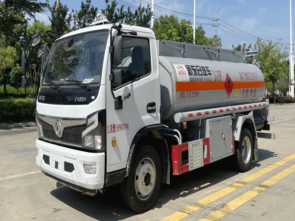 新東日東風(fēng)福瑞卡7.6立方加油車(chē)