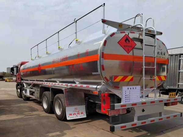 重汽汕德卡前四后八20噸鋁合金運油車（32方大罐）